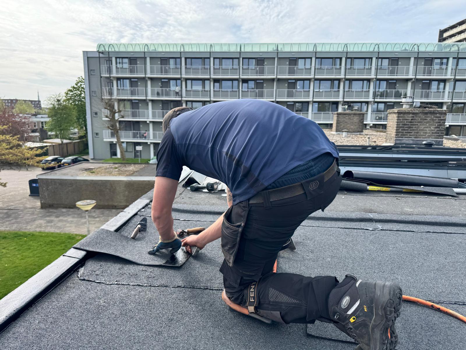 AddRoof vakman aan het werk bij dakrenovatie op een plat dak in Friesland