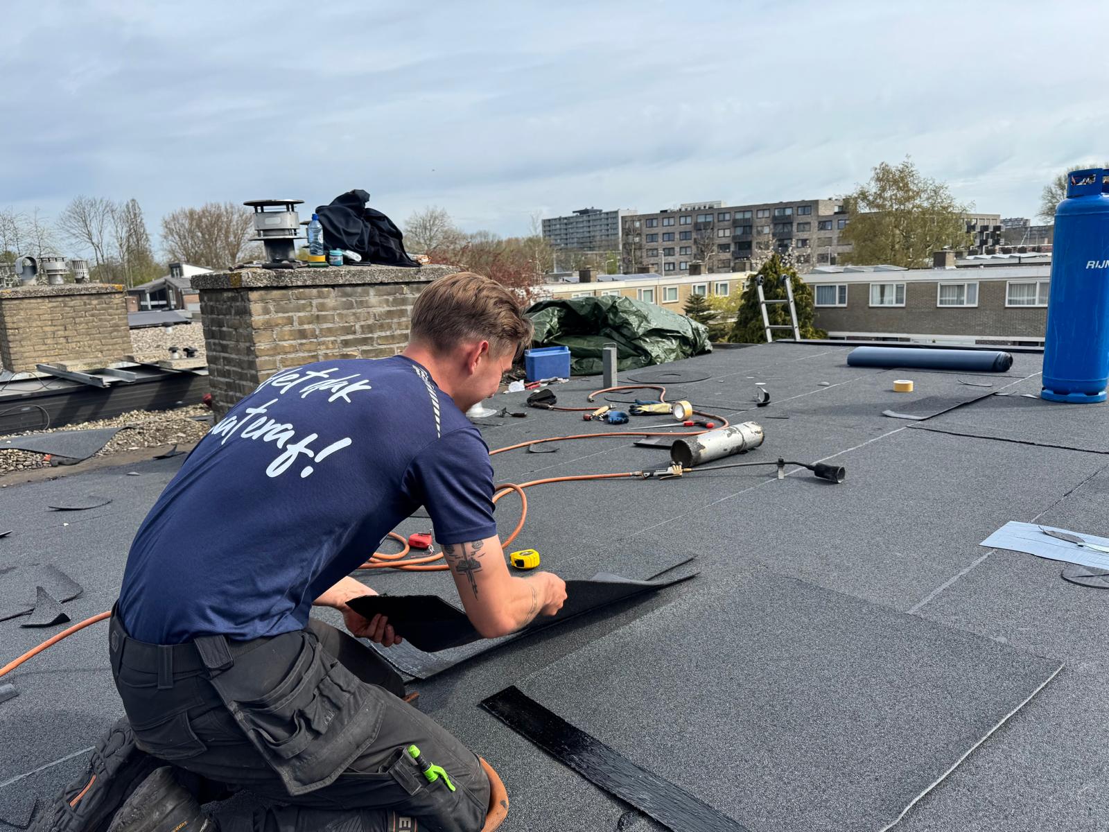 AddRoof vakman aan het werk op een plat dak in Friesland
