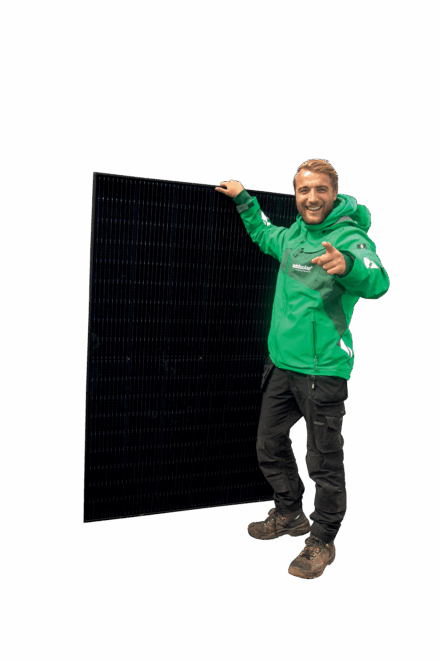 AddSolutions monteur met zonnepaneel